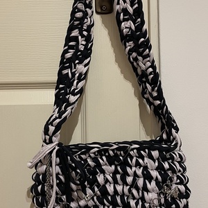 Saját készítésű, egyedi válltáska fekete-fehér pólófonálból.  - Meska.hu