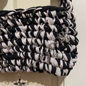 Saját készítésű, egyedi válltáska fekete-fehér pólófonálból.  - táska & tok - kézitáska & válltáska - alkalmi táska - Meska.hu