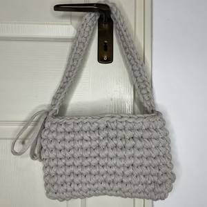 Kézzel készült, masszív horgolt táska � szürke - táska & tok - kézitáska & válltáska - alkalmi táska - Meska.hu