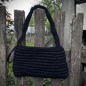 Fekete, kézzel horgolt táska rozsdamentes acél díszítéssel - táska & tok - kézitáska & válltáska - alkalmi táska - Meska.hu