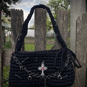 Fekete, kézzel horgolt táska rozsdamentes acél díszítéssel - Meska.hu