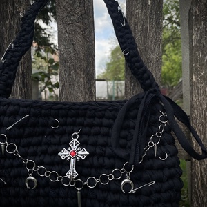 Fekete, kézzel horgolt táska rozsdamentes acél díszítéssel - táska & tok - kézitáska & válltáska - alkalmi táska - Meska.hu