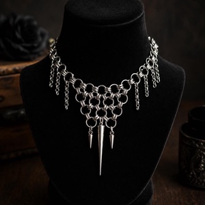 Rozsdamentes acélGótikus ezüst színű láncos choker – tüskés statement nyaklánc, állítható méret, Ékszer, Ékszerszett, Ékszerkészítés, ? Termékleírás

Egy igazán különleges, látványos gótikus stílusú choker, amely az ezüst színű, rozs..., MESKA