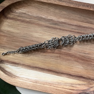 Egyedi, kézzel készített chainmail karkötő � rozsdamentes acélból, különleges láncszemmintával �   - ékszer - ékszerszett - Meska.hu