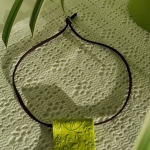 Nyaklánc olivazöld nyomott medállal  - ékszer - nyaklánc - medálos nyaklánc - Meska.hu