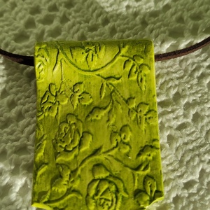 Nyaklánc olivazöld nyomott medállal , Ékszer, Nyaklánc, Medálos nyaklánc, Ékszerkészítés, Gyurma, MESKA