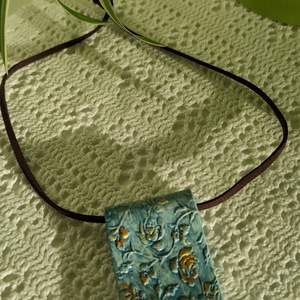 Nyaklánc kék nyomott medállal , Ékszer, Nyaklánc, Medálos nyaklánc, Gyurma, Ékszerkészítés, MESKA