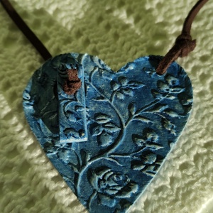 Nyaklánc kék nyomott medállal, különleges csatlakozással, Ékszer, Nyaklánc, Medálos nyaklánc, Gyurma, Ékszerkészítés, MESKA