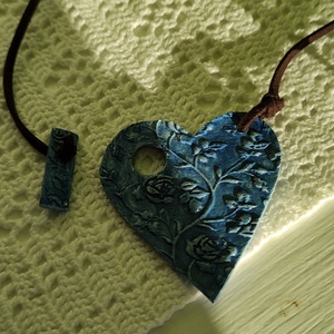 Nyaklánc kék nyomott medállal, különleges csatlakozással - ékszer - nyaklánc - medálos nyaklánc - Meska.hu