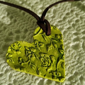 Nyaklánc olivazöld medállal  - ékszer - nyaklánc - medálos nyaklánc - Meska.hu