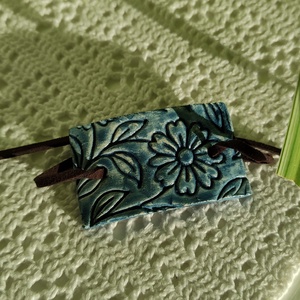 Karkötő kék nyomott medállal  - ékszer - karkötő - karkötő medállal - Meska.hu