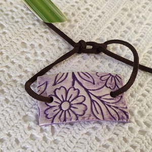 Karkötő lila nyomott medállal , Ékszer, Karkötő, Karkötő medállal, , MESKA