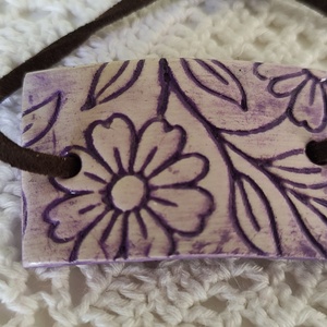 Karkötő lila nyomott medállal  - ékszer - karkötő - karkötő medállal - Meska.hu