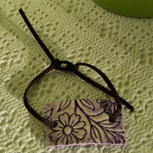 Karkötő lila nyomott medállal  - ékszer - karkötő - karkötő medállal - Meska.hu