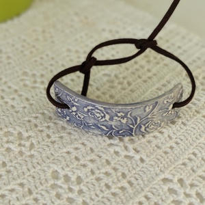 Karkötő vízkék nyomott medállal  - ékszer - karkötő - karkötő medállal - Meska.hu