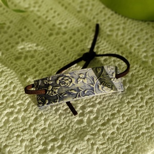 Karkötő vízkék nyomott medállal  - ékszer - karkötő - karkötő medállal - Meska.hu