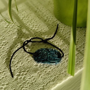 Karkötő kék nyomott ovális medállal  - ékszer - karkötő - karkötő medállal - Meska.hu