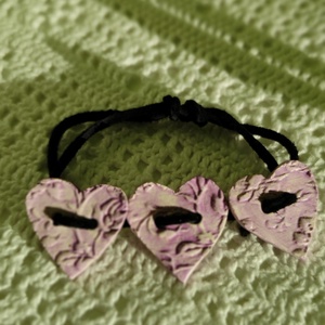 Karkötő lilás rózsaszín nyomott medállal  - ékszer - karkötő - karkötő medállal - Meska.hu