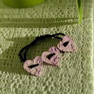 Karkötő lilás rózsaszín nyomott medállal  - ékszer - karkötő - karkötő medállal - Meska.hu