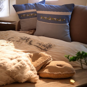 Romantikus világoskék mintás díszpárna huzat kézi hímzéssel szettben, Otthon & Életmód, Lakástextil, Párna & Párnahuzat, Díszpárnahuzat, Varrás, Hímzés, MESKA