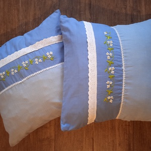 Romantikus világoskék mintás díszpárna huzat kézi hímzéssel szettben - otthon & életmód - lakástextil - párna & párnahuzat - díszpárnahuzat - Meska.hu