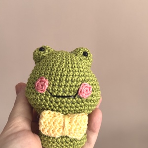Pepe, a tóparti úriember – horgolt béka marokbaba, Játék & Sport, Plüssállat & Játékfigura, Béka, Horgolás, Ismerjétek meg Pepét, a tavacska legelegánsabb kis békaurát!

Pepe szerint egy igazi úriember sosem..., MESKA