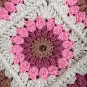 Rózsaszínes árnyalatokban játszó, virágmintás horgolt, pakolós táska béléssel - táska & tok - kézitáska & válltáska - válltáska - Meska.hu