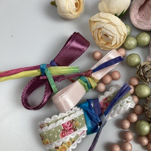 Díszítsd magad! 210 darabos tavaszi, szalmaalapra készülő DIY kopogtató   - otthon & életmód - dekoráció - ajtó- és ablak dekoráció - ajtódísz & kopogtató - Meska.hu