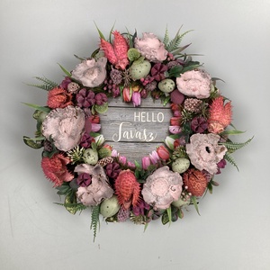 Mohaágyon fekvő fakorongos Hello Tavasz feliratú tavaszi terméskopogtató  - otthon & életmód - dekoráció - ajtó- és ablak dekoráció - ajtódísz & kopogtató - Meska.hu