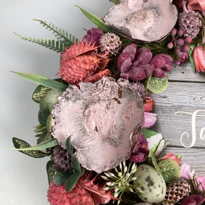 Mohaágyon fekvő fakorongos Hello Tavasz feliratú tavaszi terméskopogtató  - otthon & életmód - dekoráció - ajtó- és ablak dekoráció - ajtódísz & kopogtató - Meska.hu