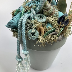 Buzogányos Len(csi) - Vízparti hangulatú tartós, világosszürke-zöld kaspós, türkiz bojtos asztaldísz   - otthon & életmód - dekoráció - asztal és polc dekoráció - asztaldísz - Meska.hu