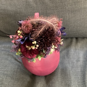 Burgundi - Tartós virágokkal és kellékekkel töltött burgundi színű kerámiatök - Meska.hu