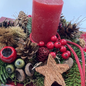Piros metál adventi asztaldísz piros hengergyertyával, fenyőhajtásokkal és termésekkel - karácsony - adventi díszek - adventi asztaldísz - Meska.hu