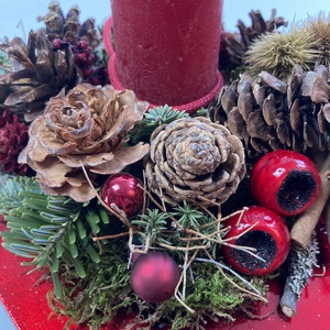Piros metál adventi asztaldísz piros hengergyertyával, fenyőhajtásokkal és termésekkel - karácsony - adventi díszek - adventi asztaldísz - Meska.hu