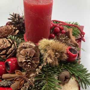 Piros metál adventi asztaldísz piros hengergyertyával, fenyőhajtásokkal és termésekkel - karácsony - adventi díszek - adventi asztaldísz - Meska.hu