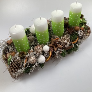 Zöld-fehér, pöttyös gyertyás, fatönkön csücsülő adventi asztaldísz termésekkel gazdagon díszítve - Meska.hu