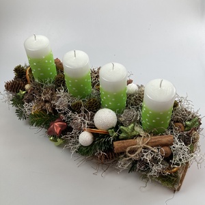 Zöld-fehér, pöttyös gyertyás, fatönkön csücsülő adventi asztaldísz termésekkel gazdagon díszítve - karácsony - adventi díszek - adventi asztaldísz - Meska.hu