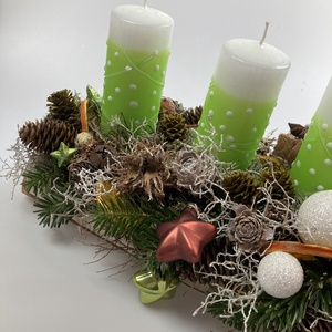 Zöld-fehér, pöttyös gyertyás, fatönkön csücsülő adventi asztaldísz termésekkel gazdagon díszítve - karácsony - adventi díszek - adventi asztaldísz - Meska.hu
