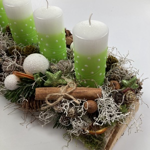 Zöld-fehér, pöttyös gyertyás, fatönkön csücsülő adventi asztaldísz termésekkel gazdagon díszítve - karácsony - adventi díszek - adventi asztaldísz - Meska.hu