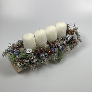 Áfonyás - fehér, hóban álló tuskógyertyás asztaldísz nyírfahasábon, termésekkel és kellékekkel gazdagon díszítve - karácsony - adventi díszek - adventi asztaldísz - Meska.hu
