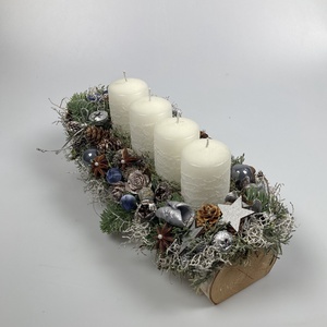 Áfonyás - fehér, hóban álló tuskógyertyás asztaldísz nyírfahasábon, termésekkel és kellékekkel gazdagon díszítve - karácsony - adventi díszek - adventi asztaldísz - Meska.hu