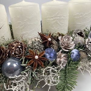 Áfonyás - fehér, hóban álló tuskógyertyás asztaldísz nyírfahasábon, termésekkel és kellékekkel gazdagon díszítve - karácsony - adventi díszek - adventi asztaldísz - Meska.hu