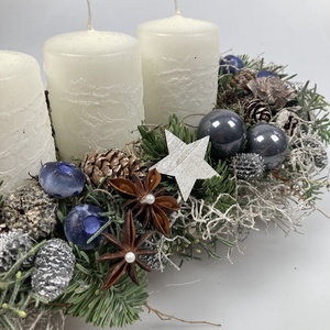 Áfonyás - fehér, hóban álló tuskógyertyás asztaldísz nyírfahasábon, termésekkel és kellékekkel gazdagon díszítve - karácsony - adventi díszek - adventi asztaldísz - Meska.hu