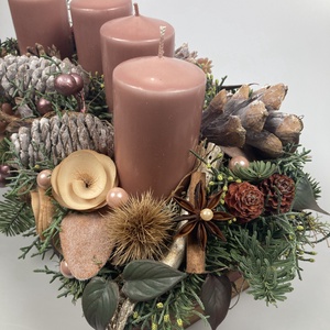 Fahéj - fahéjszínű tuskógyertyás adventi asztaldísz dobozban, termésekkel és kellékekkel gazdagon díszítve - karácsony - adventi díszek - adventi asztaldísz - Meska.hu