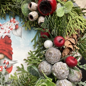 20 cm-es szalmaaalapra készült, termésekkel és örökdíszekkel díszített kopogtató festett fatáblával  - otthon & életmód - dekoráció - ajtó- és ablak dekoráció - ajtódísz & kopogtató - Meska.hu