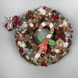 Cukorbot festésű falemezzel ékített, gazdagon díszített, karácsonyi terméskopogtató - karácsony - adventi díszek - adventi ajtódísz - Meska.hu