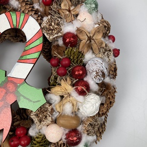 Cukorbot festésű falemezzel ékített, gazdagon díszített, karácsonyi terméskopogtató - karácsony - adventi díszek - adventi ajtódísz - Meska.hu