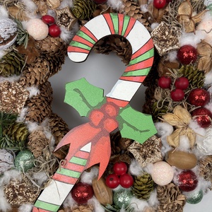 Cukorbot festésű falemezzel ékített, gazdagon díszített, karácsonyi terméskopogtató - karácsony - adventi díszek - adventi ajtódísz - Meska.hu