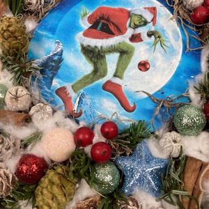 Settenkedő Grincs gazdagon díszített, karácsonyi terméskopogtatója - karácsony - adventi díszek - adventi ajtódísz - Meska.hu