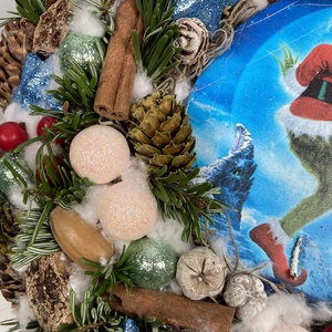 Settenkedő Grincs gazdagon díszített, karácsonyi terméskopogtatója - karácsony - adventi díszek - adventi ajtódísz - Meska.hu